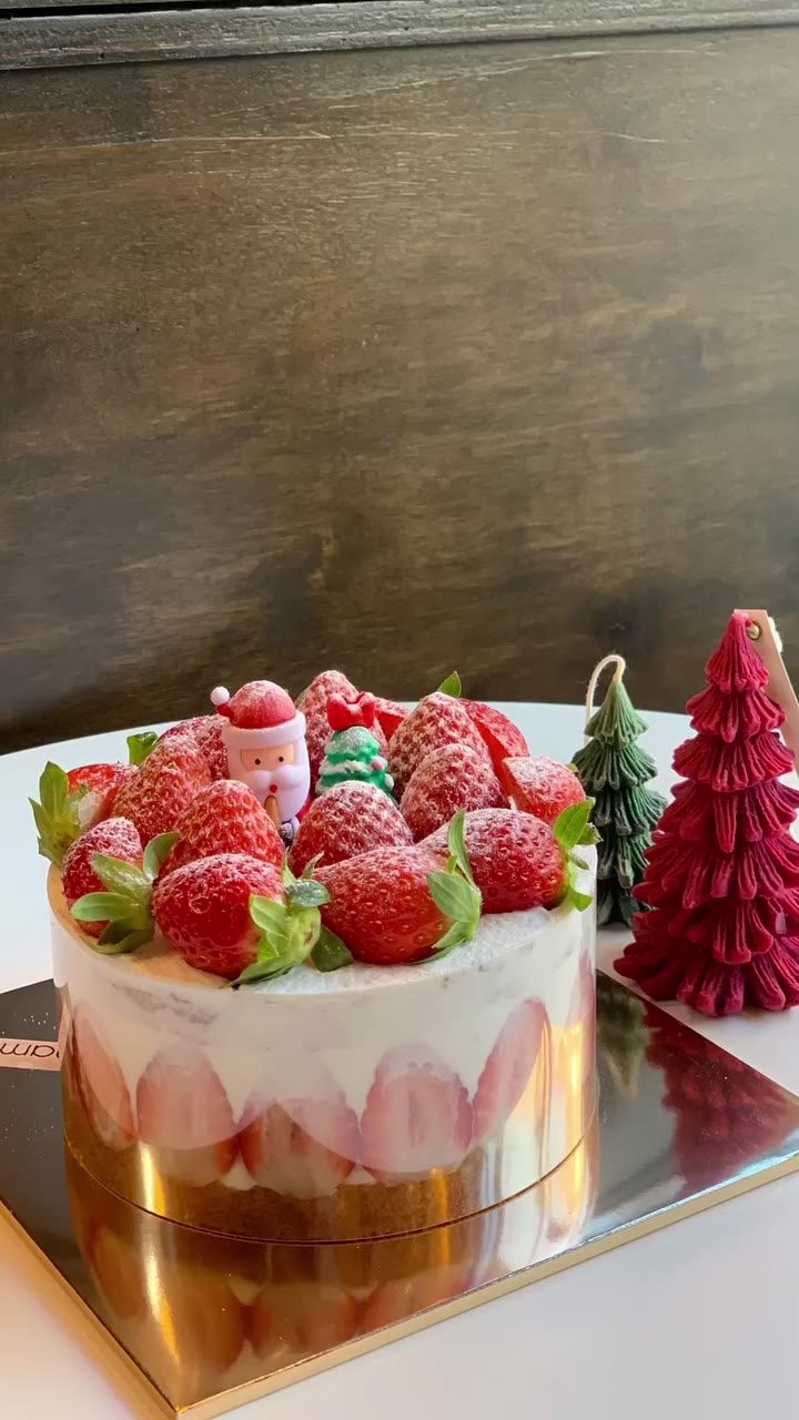 옆에서 본 딸기 생크림 케이크